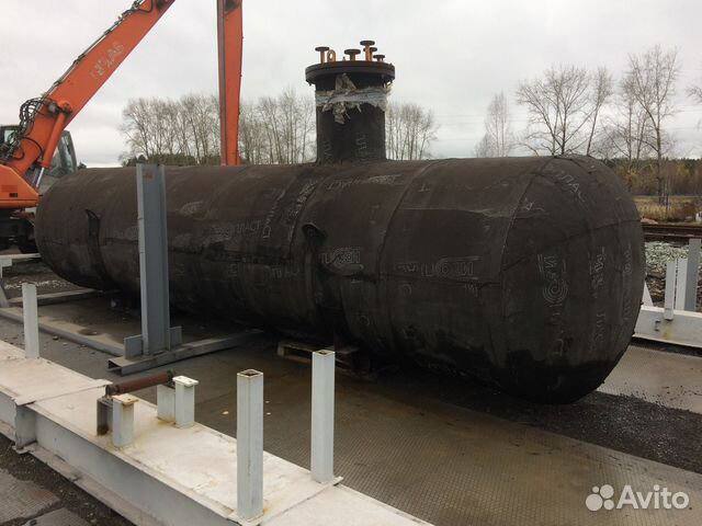 Промышленный резервуар на площадке