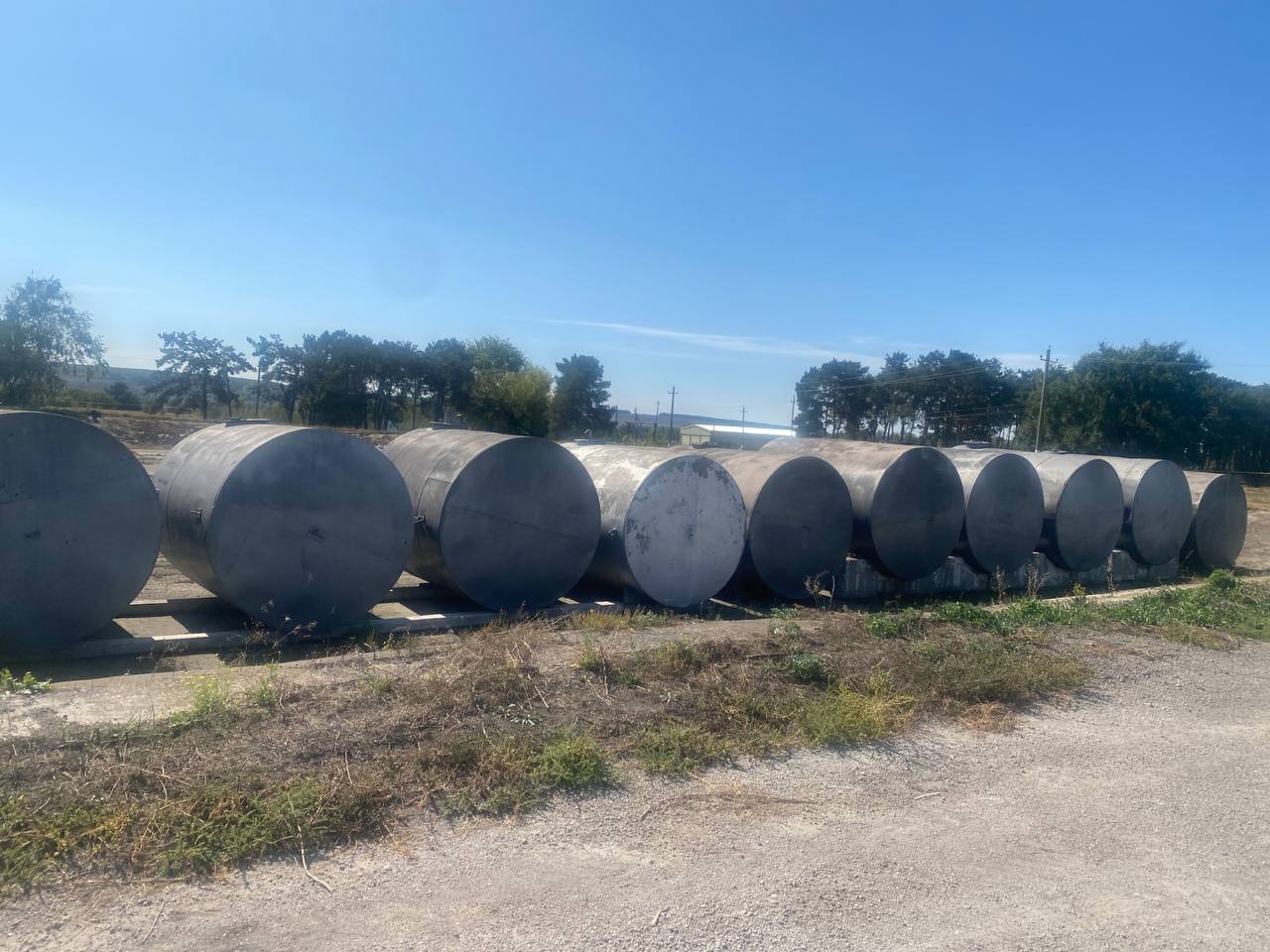 Партия промышленных ёмкостей