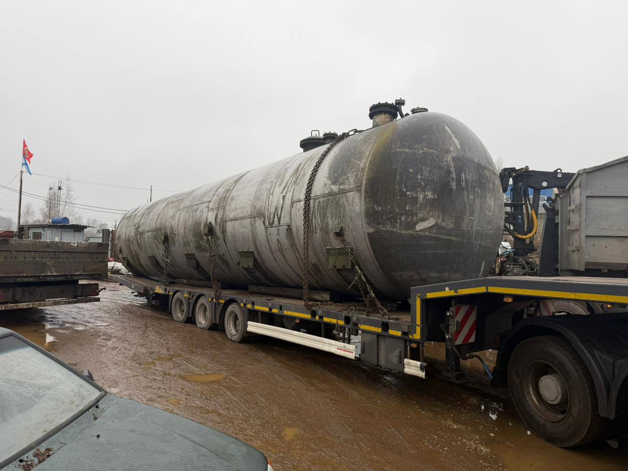 Крупный резервуар на трале перед отправкой клиенту