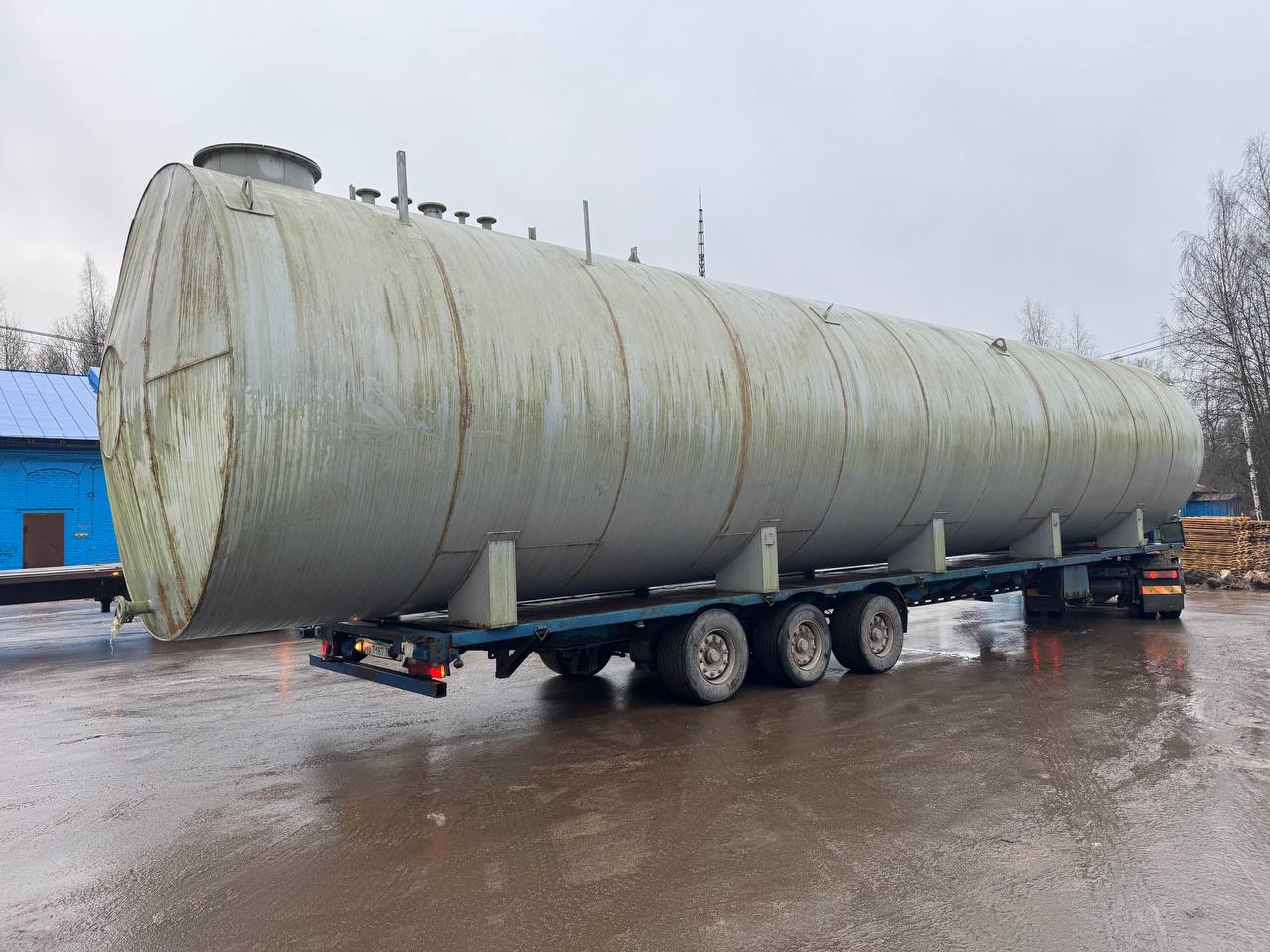 Крупная металлическая ёмкость на трале