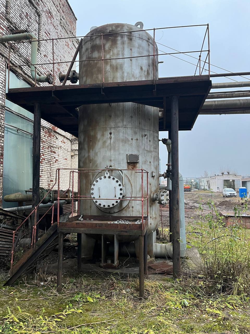 Ёмкость на площадке, 50 м³ под воду, подготовка к отгрузке